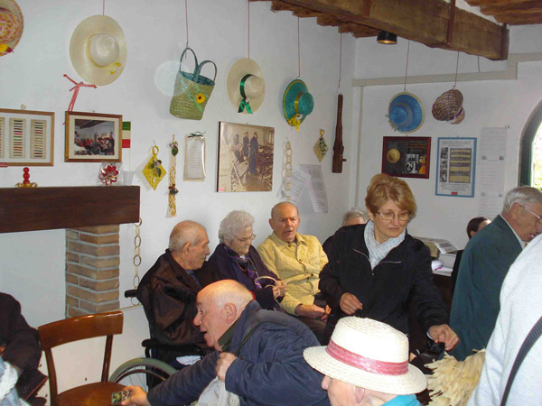 Anziani-alle-prese-con-la-treccia