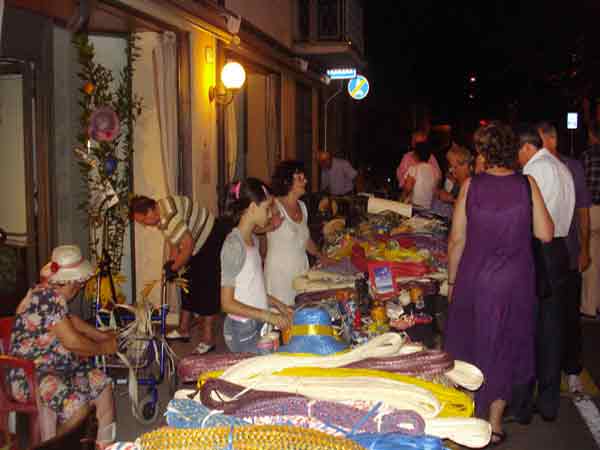 Pubblico-al-mercatino-serale