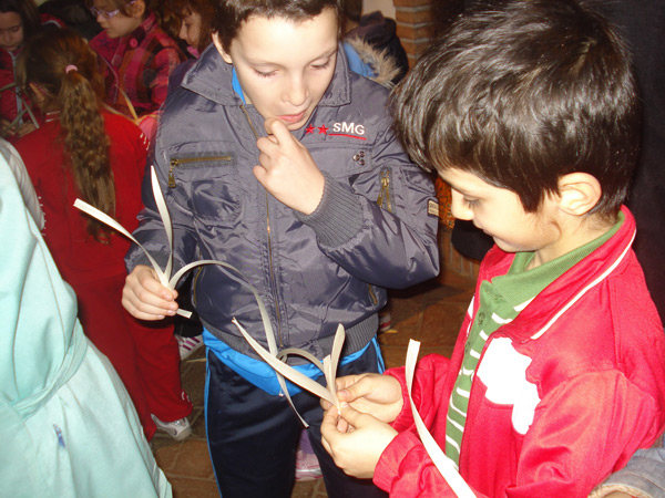 Ragazzi-che-intrecciano-interno